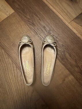 CHANEL Metallic Gold Leather Bow Ballet Flats